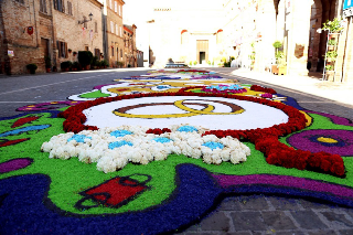 Montefiore dell’Aso si colora di tappeti di petali con l’Infiorata di arte effimera